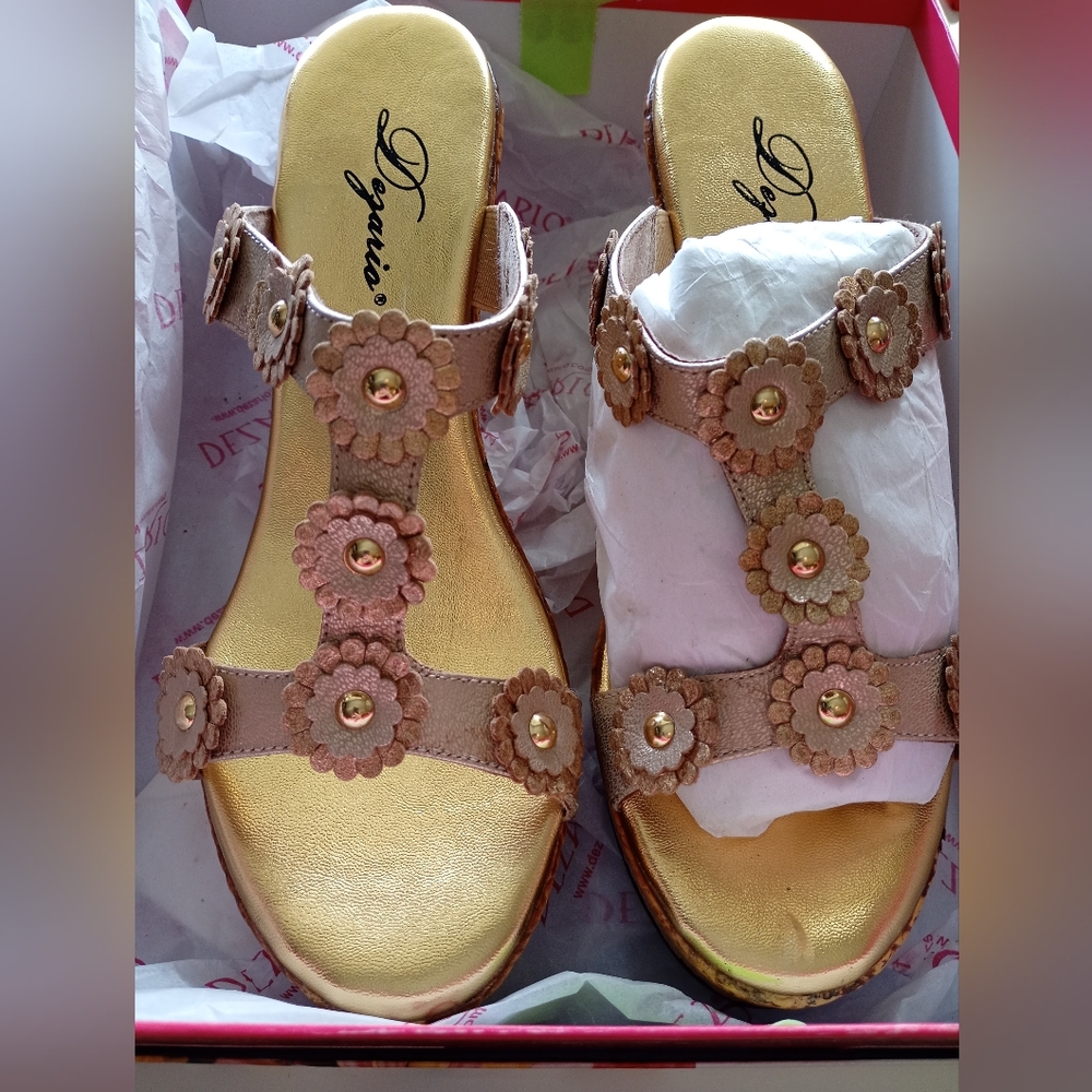 $20 START!! Dezario Platinum Gold + Tan Floral Wedge Sandals (10)